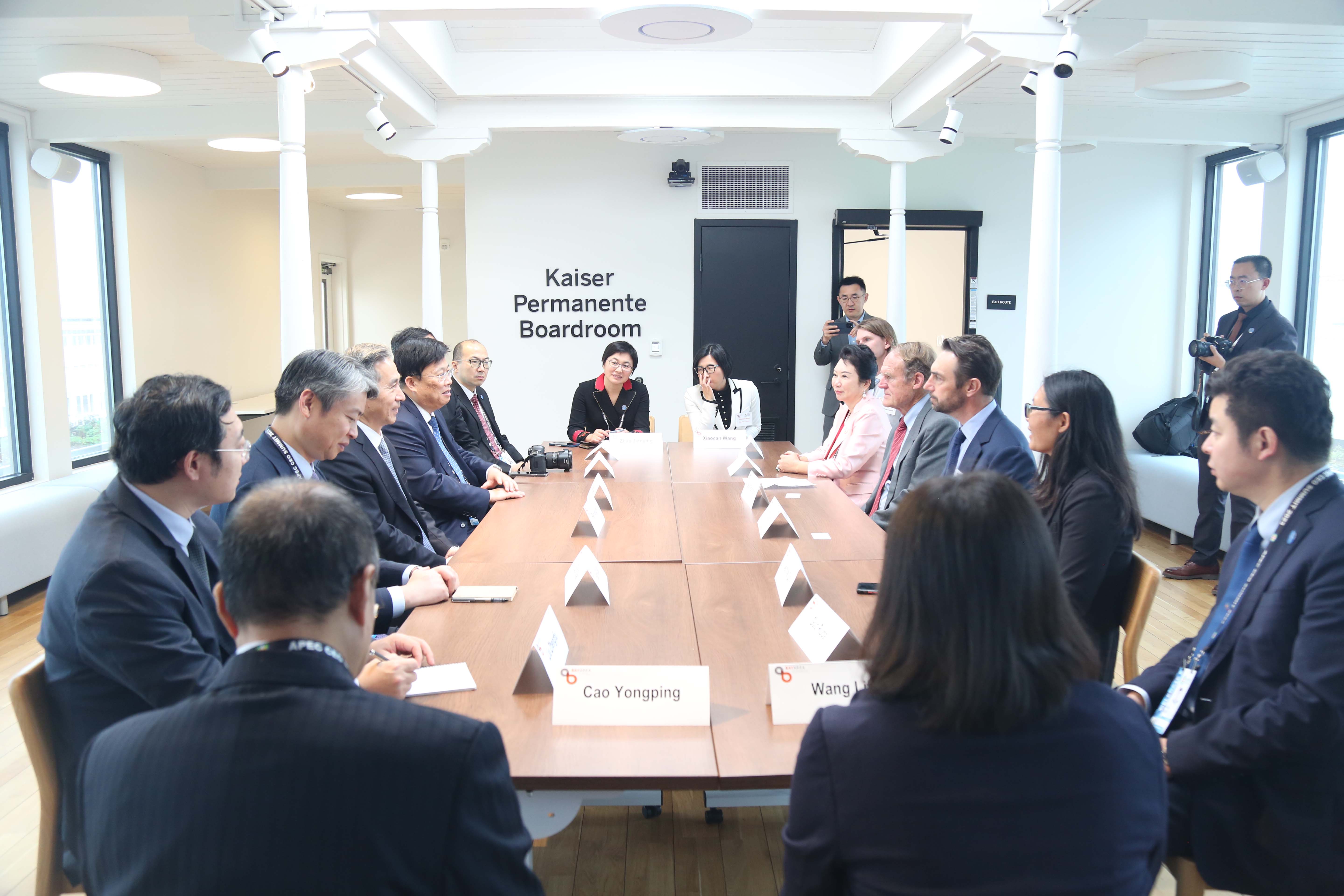 云顶集团app集团董事局李俐与中国贸促会会长任鸿斌交流